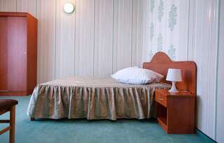 Отель Hotel Rusu Петрошани Улучшенный двухместный номер с 2 отдельными кроватями-1