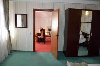 Отель Hotel Rusu Петрошани Люкс с 2 спальнями и кроватью размера "queen-size"-9