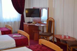 Отель Hotel Rusu Петрошани Улучшенный трехместный номер-4